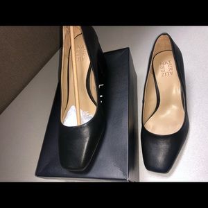 Naturalizer Warner Black heels. Size 7.5W. Never been worn. Comes with box.